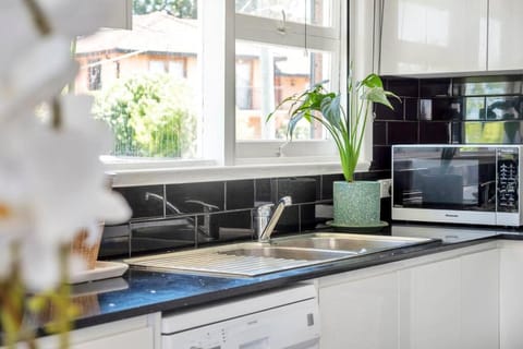 Quiet Elevated Serene Home (Top) House in Merrylands