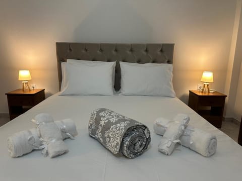 Bed, Bedroom, towels