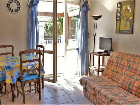 Appartement Duplex avec Terrasse, 2 Chambres, Parking Privé à 2 Min de la Plage - FR-1-251-569 Apartment in Le Lavandou