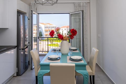 View (from property/room), Balcony/Terrace, Kitchen or kitchenette