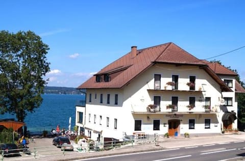 Gasthof mit Seeterasse & Appartements Zur Landeroith Hôtel in Schörfling am Attersee