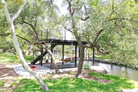 Modern Kingsland Home with River Access & Kayaks home House in Kingsland