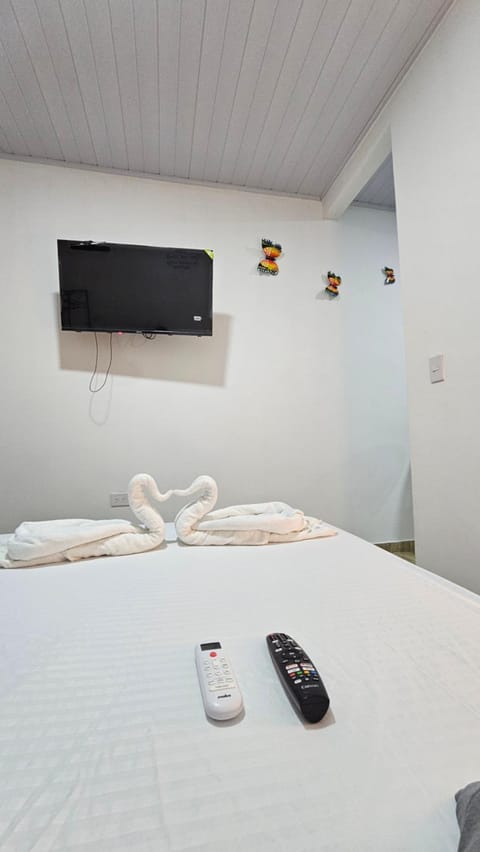 Bed, TV and multimedia, Bedroom