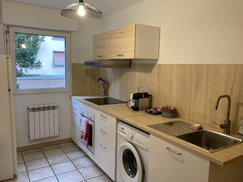 Kitchen or kitchenette, pet friendly, stove, washing machine