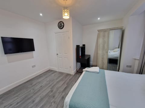 Elegant 2-Bedroom Double En-Suite Flat - London Apartment in Ilford