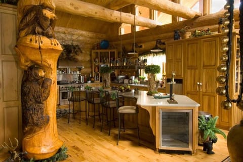 LUXURIOUS TN Mtn Lodge- Sleeps 22+, Hiking & Lake Haus in Watauga Lake