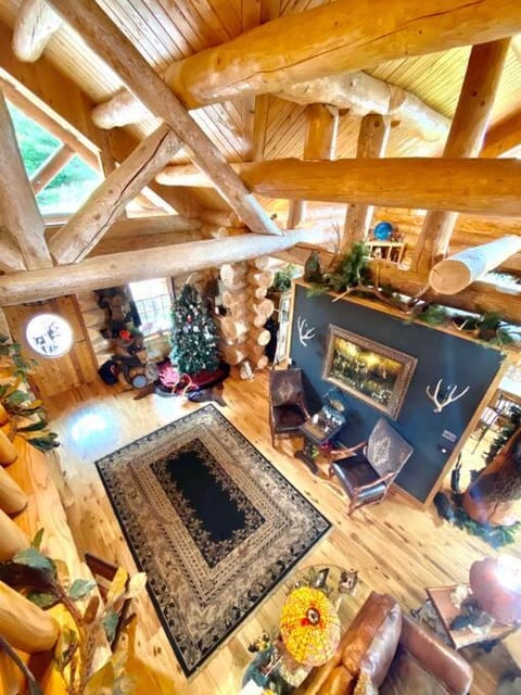 LUXURIOUS TN Mtn Lodge- Sleeps 22+, Hiking & Lake Haus in Watauga Lake