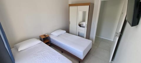 Quartos Confortáveis em casa compartilhada - 5 min Aeroporto Internacional Apartment in Florianopolis