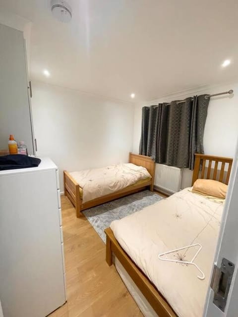 Modern 2 Bed Home in London House in Southall