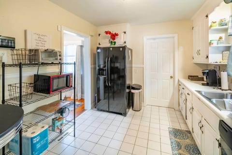 Kitchen or kitchenette, dishwasher, minibar, toaster