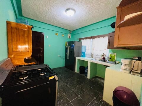 Agradable casa de 4 habitaciones 2 baños cómodos House in La Ceiba