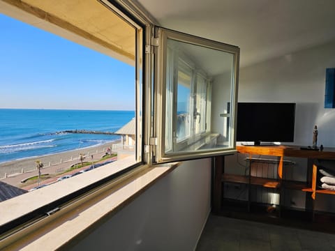 Communal lounge/ TV room, Sea view