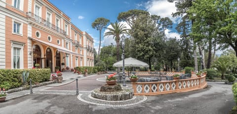 Property building, Facade/entrance, Garden, Garden view