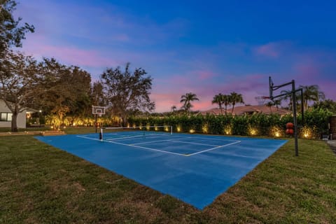 Soccer-BKB-Pickleball Ct+Cinema By THE GLAM HOMES Chalet in Plantation