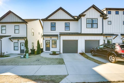 Modern Greer Retreat Walk to Historic Downtown! House in Greer