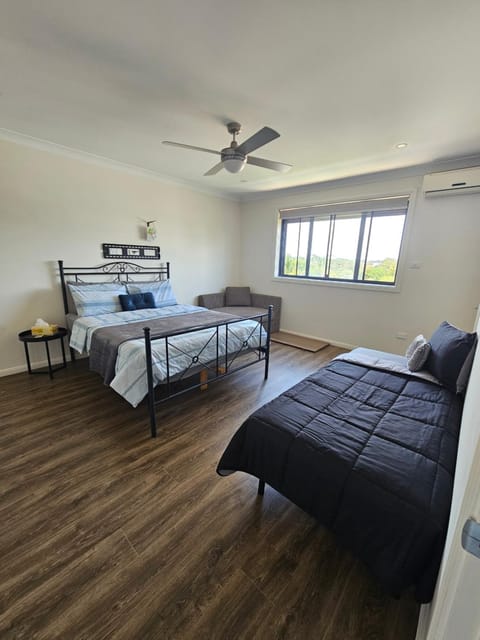 Home is where the heart is. Spacious 5 bedroom 2 storey home. Casa in Merrylands