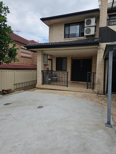 Home is where the heart is. Spacious 5 bedroom 2 storey home. Haus in Merrylands