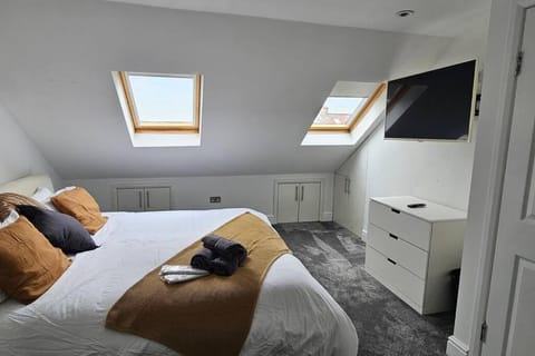 Cozy & Elegant 4 Bedroom Home Near Wembley Casa in Edgware