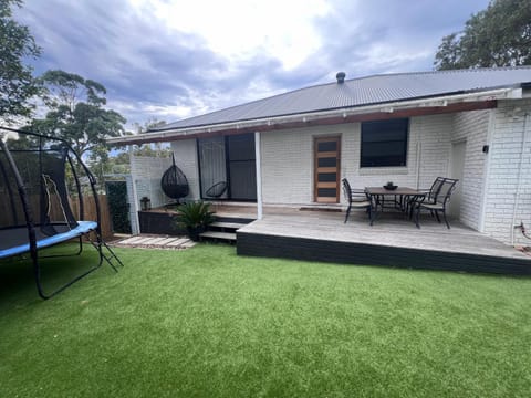 Coastal 3 bedroom house with private oasis. House in Pittwater Council