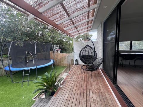 Coastal 3 bedroom house with private oasis. House in Pittwater Council