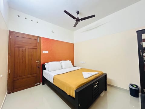 Bed, Photo of the whole room, Bedroom, air conditioner