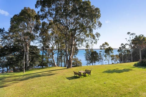 Danalene, 44a Danalene Pde - stunning waterfront property with Air Con, WI-FI, Double Lock Up Garage & Boat Parking Haus in Corlette