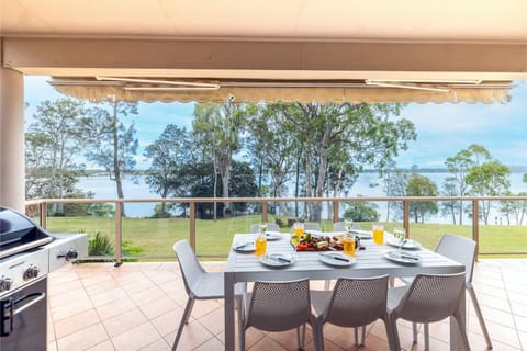 Danalene, 44a Danalene Pde - stunning waterfront property with Air Con, WI-FI, Double Lock Up Garage & Boat Parking Haus in Corlette
