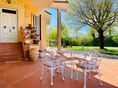 Spring, Day, Garden, Seating area, Garden view