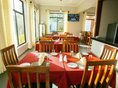 Restaurant/places to eat, TV and multimedia, Banquet/Function facilities, Dining area