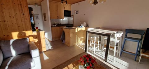 Kitchen or kitchenette, Dining area, minibar, pet friendly, stove