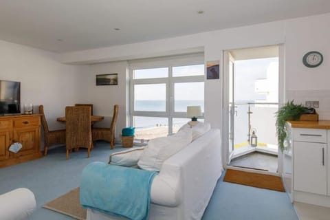 Two Bed Seafront Escape in East Wittering Apartment in West Wittering