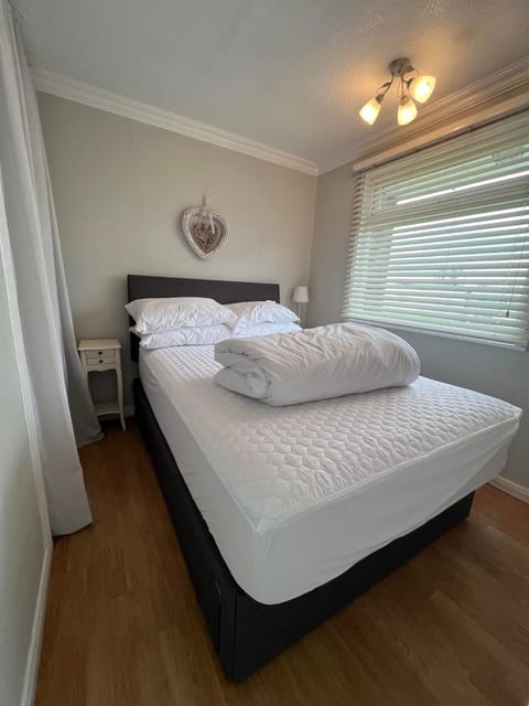 Chalet 145, Hemsby - Two bed chalet, sleeps 5, pet friendly, bed linen and towels included and close to beach! Chalet in Hemsby