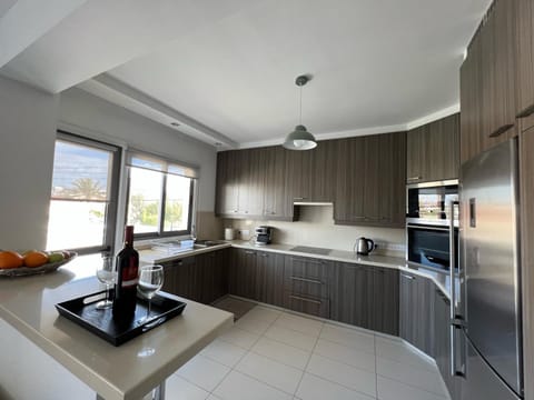 Kitchen or kitchenette, dishwasher, minibar