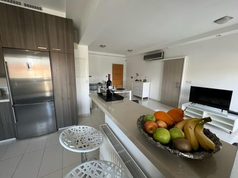 TV and multimedia, Kitchen or kitchenette, Living room, Food and drinks, Food, minibar