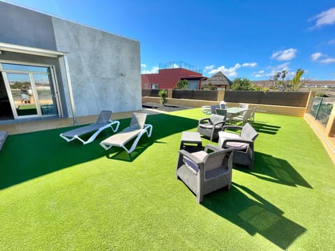 Patio, Spring, Day, Garden, Garden, Solarium, Balcony/Terrace, Seating area, Dining area, Garden view, Garden view, sunbed, sunbed