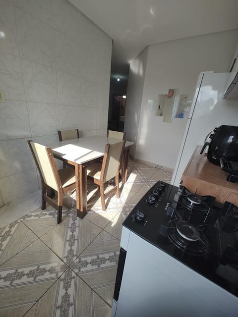 Kitchen or kitchenette, Dining area, minibar, pet friendly, stove