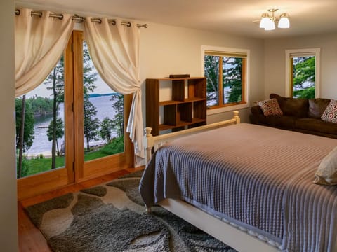 Bedroom, Lake view