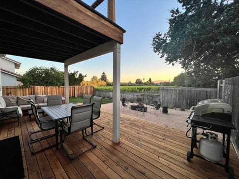 Outdoor Fire-pit, Jacuzzi & BBQ w/ Vineyard Views! House in Windsor