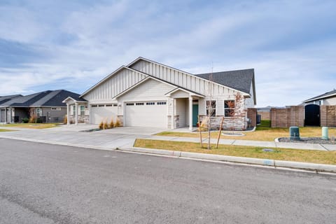 Richland Home with Hot Tub Wineries, Hikes and More! House in Richland