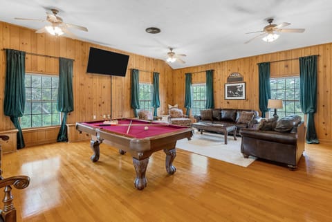 Billiard, Game Room