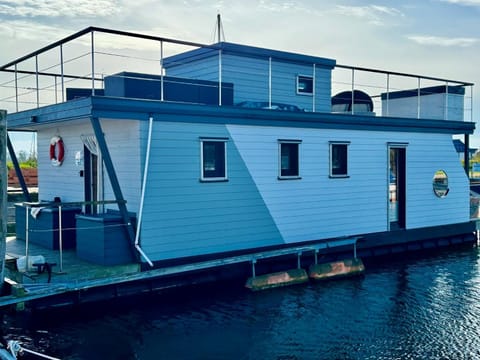 Hausboot Sundowner - Huus & Meer Docked boat in Großenbrode