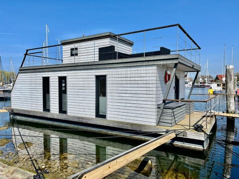 Hausboot Sundowner - Huus & Meer Docked boat in Großenbrode