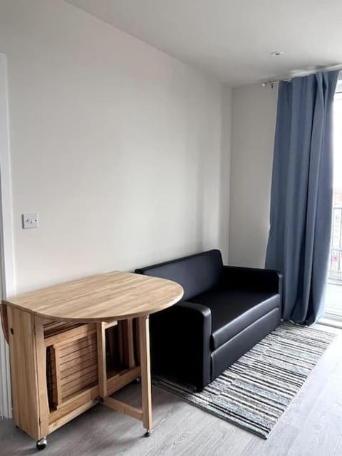 Bright Modern Flat with Balcony 30mins from Euston Apartamento in Harrow