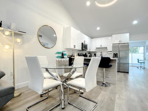 Kitchen or kitchenette, Dining area