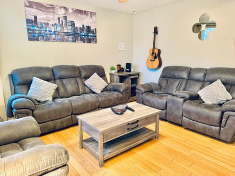 Bright, Stylish & Cozy 2Bed Unit w/Backyard & Grill Close to NYC! House in Paterson