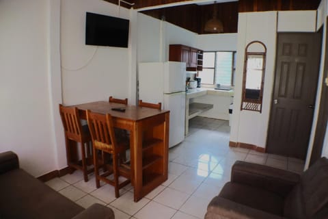 TV and multimedia, Kitchen or kitchenette, Living room, Seating area, Dining area