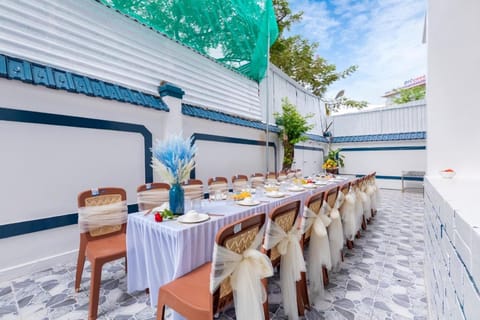 Patio, Day, Dining area