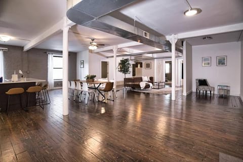 McCormick 4Br and 2Ba HUGE unit / sleeps 10 & with Optional parking Condo in South Loop