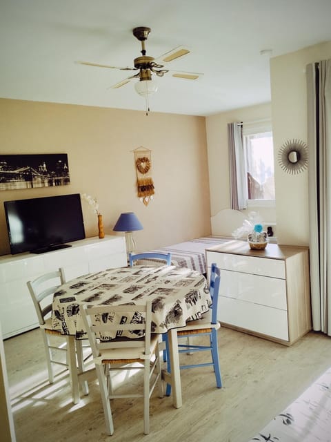 Dining area, fireplace