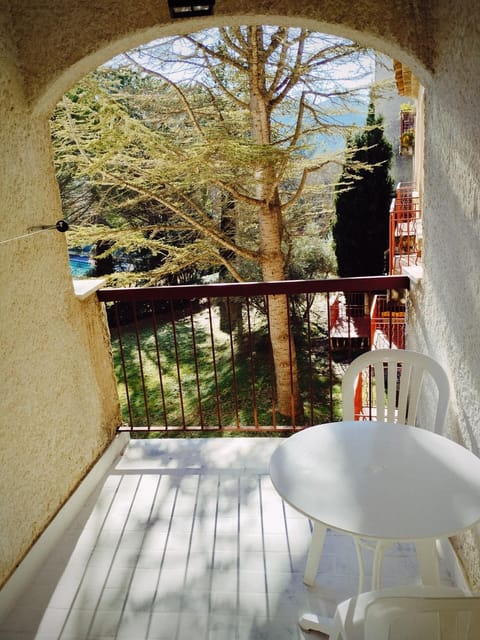 Patio, Day, Natural landscape, Balcony/Terrace, Dining area